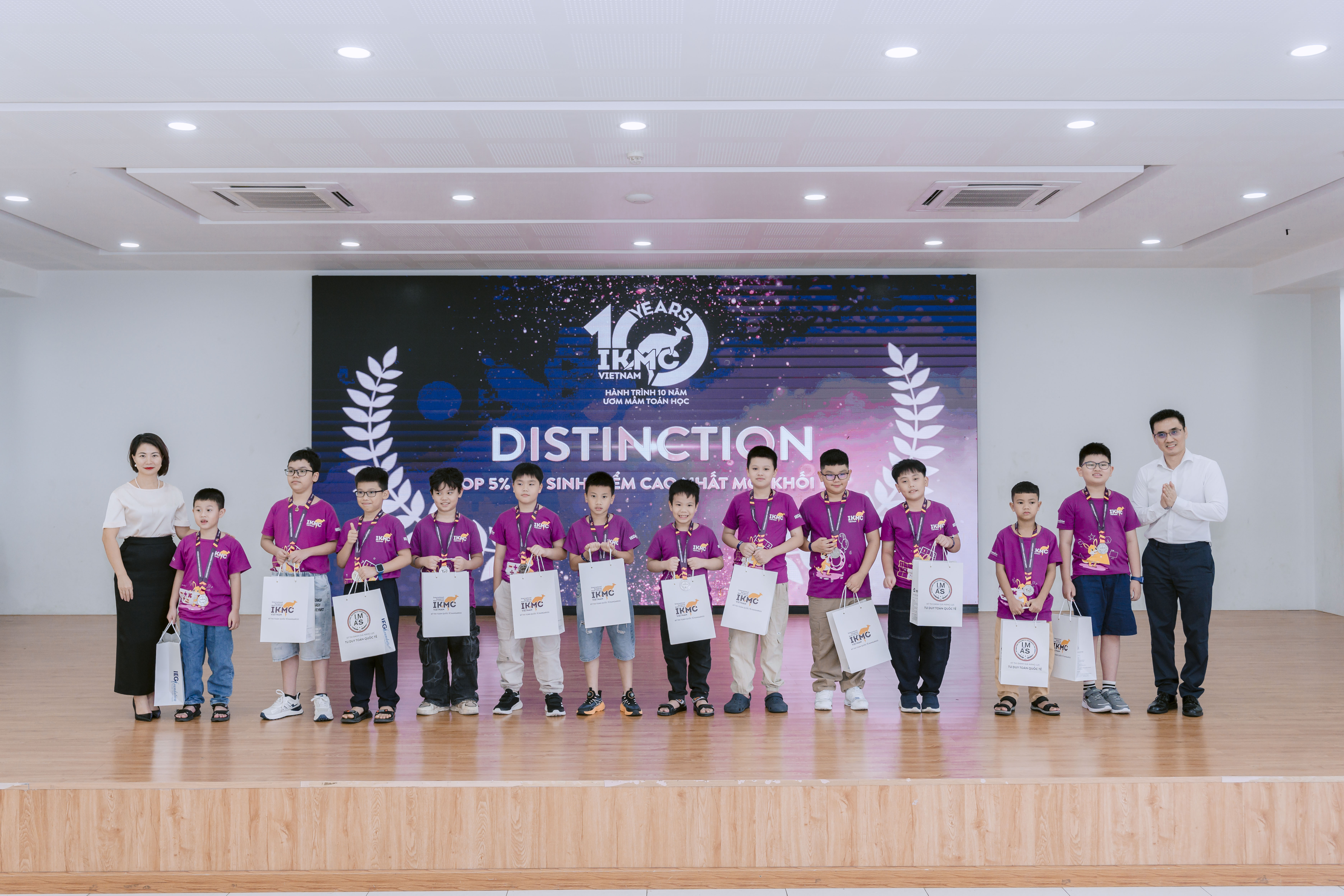 Đại diện BTC trao giải cho các thí sinh đạt giải Distinction IKMC 2025