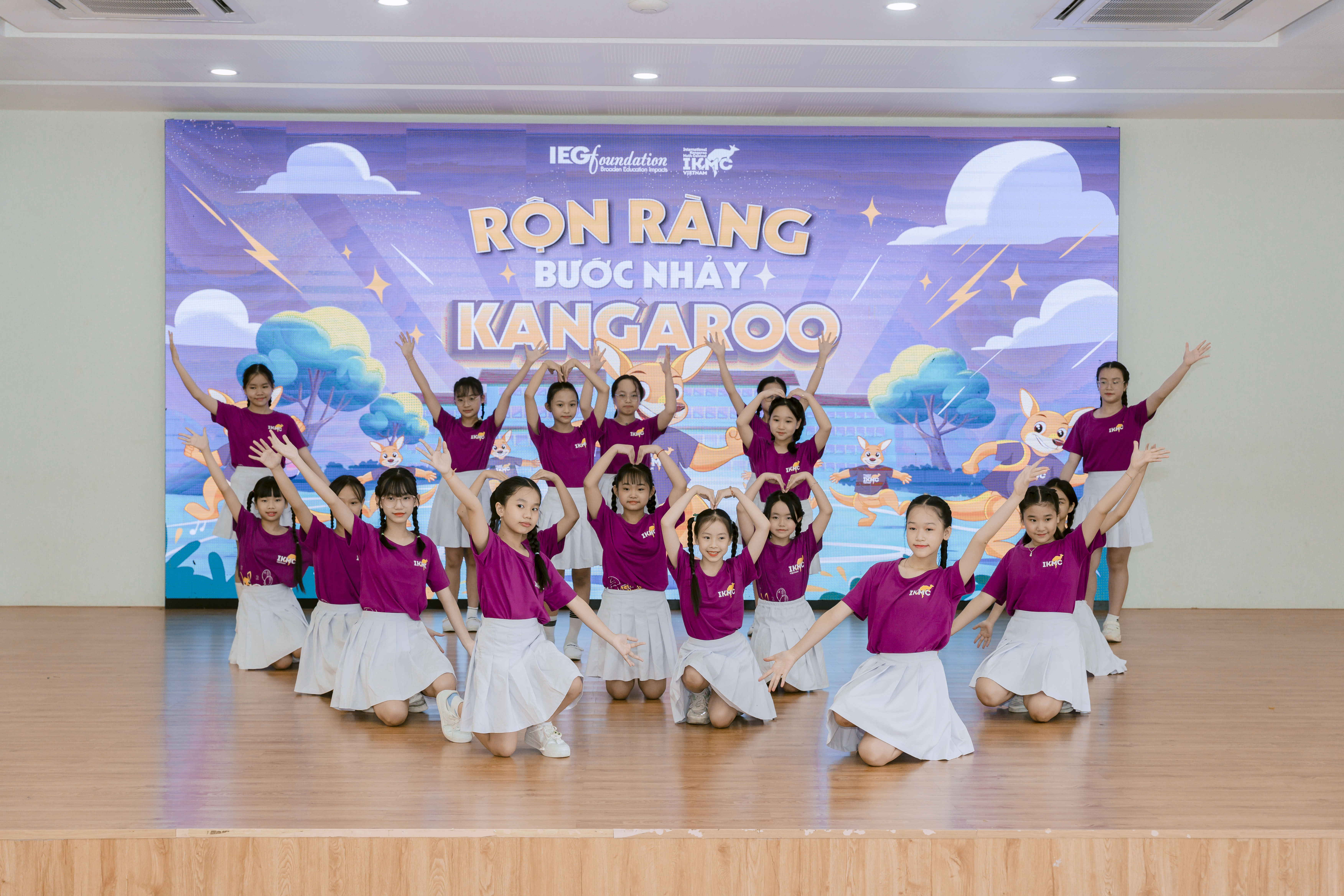 Học sinh biểu diễn tiết mục nhảy "IKMC - Vui cùng Toán, sáng tư duy" tại Lễ trao giải